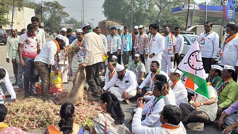 जळगाव : केंद्र – राज्य सरकारच्या शेती धोरणांविरोधात राष्ट्रवादीचे आंदोलन