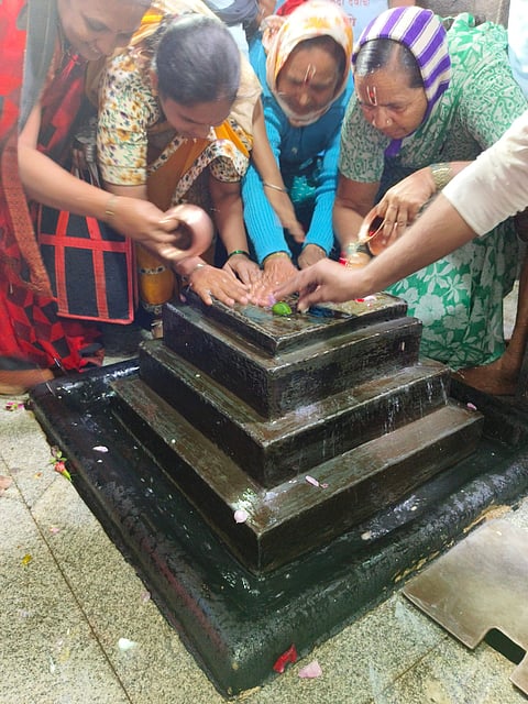 Alandi : माऊलींचा थकवा दूर करण्यासाठी भाविकांकडून प्रशाळपूजा