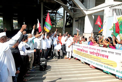 तळवडे दुर्घटनेतील कामगारांच्या मृत्यूचा जबाब द्या : कष्टकऱ्यांचे आंदोलन