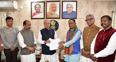मुख्यमंत्रीपदी नियुक्‍तीची घोषणा झाल्यानंतर विष्णुदेव साय यांनी राजभवनात राज्यपाल विश्वभूषण हरिचंदन यांची भेट घेत सरकार स्थापनेचा दावा केला.