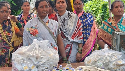 महिलांनी दारू अड्डा केला उद्ध्वस्त 