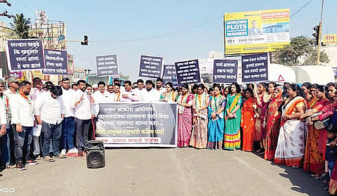 Pune News : मंतरवाडी चौकात रास्ता रोको; महापालिका प्रशासनाचा निषेध