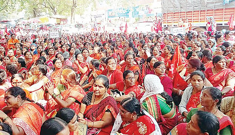 Pune News : अंगणवाडी सेविकांचे जिल्हा परिषदेसमोर आंदोलन