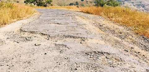 Pune : एका बाजूला चकाचक रस्ता, तर दुसरीकडे खड्डेच खड्डे