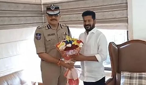 तेलंगणाचे पोलीस महासंचालक अंजनी कुमार यांनी काँग्रेस उमेदवार रेवंत रेड्डी यांची हैदराबाद येथील निवासस्थानी भेट घेतली. यावेळी त्‍यांनी रेवंत यांचे पुष्पगुच्छ देवून अभिनंदन केले. 

