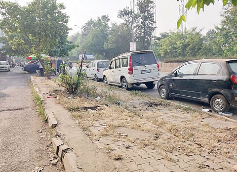 लूप रोडवर अडथळ्यांची शर्यत : नागरीक त्रस्त 