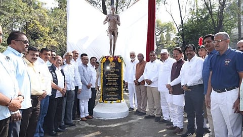 नाशिक  : कविता राऊत यांचा पुतळा अनावरण प्रसंगी उपस्थित पालकमंत्री दादा भुसे, अध्यक्ष डॉ. सुनील ढिकले, सभापती बाळासाहेब क्षीरसागर, उपाध्यक्ष विश्वासराव मोरे, सरचिटणीस ॲड. नितीन ठाकरे, क्रीडा उपसंचालक रविंद्र नाईक, हेमंत पाटील आदी.