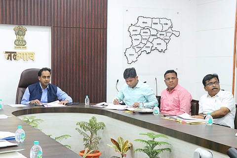 जळगाव : जिल्हा वार्षिक आद‍िवासी घटक कार्यक्रम (आद‍िवासी उपयोजना) २०२४- २५ च्या प्रारूप आराखड्याबाबत आद‍िवासी विकासमंत्री व‍िजयकुमार गावित यांच्या अध्यक्षतेखाली बैठक घेण्यात आली.
