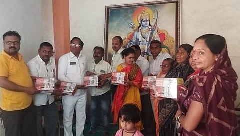 पिंपळनेर : दिव्यांगांना संसारपयोगी साहित्य भेट देताना चिंतामणी अपंग कल्याण संस्थेचे अध्यक्ष संजय राणे, सचिव नरेंद्र पगारे व सर्व टिम.  (छाया : अंबादास बेनुस्कर)