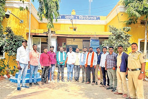मराठा  समाज आंदोलकांना पोलिसांनी घेतले ताब्यात