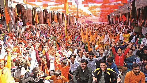शहरात ठिकठिकाणी रामरक्षा पठण आदी धार्मिक कार्यक्रमांमध्ये सहभागी झालेले रामभक्त. (छाया : हेमंत घोरपडे)