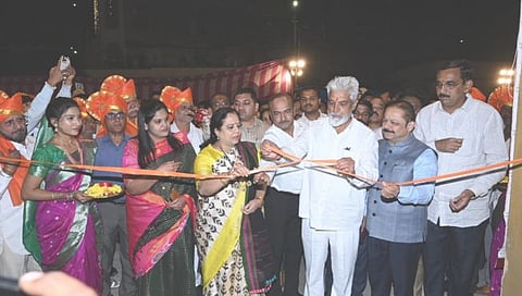 नाशिक : माजी नगरसेविका स्व. सुरेखा भोसले यांच्या संकल्पनेतून साकारण्यात आलेल्या उद्यानाचे उद्घाटन करताना पालकमंत्री दादा भुसे, देवयानी फरांदे, अजय बोरस्ते आदी.)