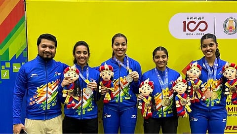 नाशिक : खेलो इंडिया युथ गेम्स स्पर्धेतील महाराष्ट्र मुलींच्या संघातील पदक विजेत्या खेळाडू पृथा वर्टीकर, सायली वाणी, रिशा मिरचंदानी, तनिशा कोटेचा व कोच सौमेन साहा.   