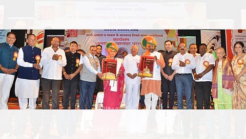 नाशिक : सावाना कार्यक्षम आमदार-खासदार पुरस्कार राज्याचे सांस्कृतिक मंत्री सुधीर मुनगंटीवार व केंद्रीय राज्य आरोग्यमंत्री डॉ. भारती पवार यांना सोमवारी प्रदान करताना सावानाचे अध्यक्ष दिलीप फडके, प.पू. अण्णासाहेब मोरे, जयप्रकाश जातेगावकर, संजय करंजकर आदी. (छाया : हेमंत घोरपडे)