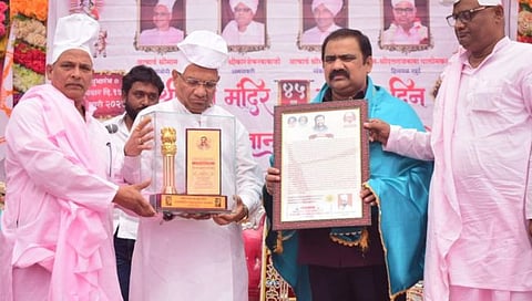 नांदगांव : महानुभव पंथाकडून समाजभूषण हा जिल्हास्तरीय पुरस्कार महानुभव पंथाच्या प्रमुख महंताच्या हस्ते स्विकारताना आमदार सुहास कांदे आदी. (छाया: सचिन बैरागी )