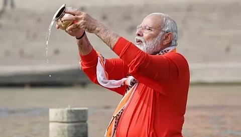 पंतप्रधान नरेंद्र मोदी यांचा गंगा नदीतील स्‍नानाचा फाईल फोटो. 