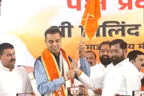 काँग्रेसचे माजी खासदार मिलिंद देवरा यांनी आज (दि. १४) शिवसेनेच्‍या शिंदे गटात प्रवेश केला. यावेळी मुख्‍यमंत्री एकनाथ शिंदे यांनी त्‍यांचे स्‍वागत केले.