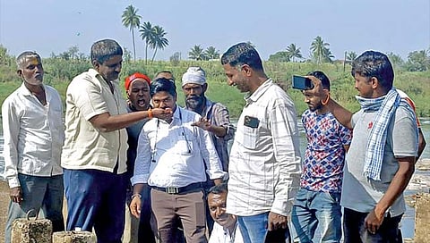 तेरवाड बंधार्‍यावर प्रदूषण नियंत्रण अधिकार्‍याला पाजले दूषित पाणी