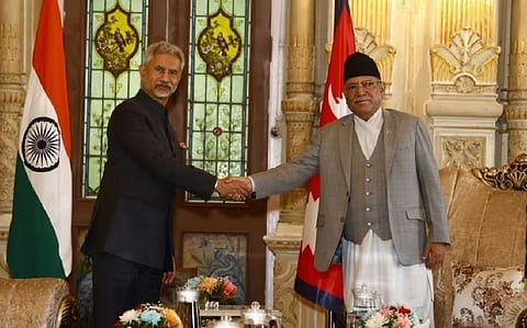 नेपाळचे पंतप्रधान पुष्प कमल दहल यांच्‍या भेटीप्रसंगी भारताचे परराष्ट्र मंत्री एस जयशंकर. 