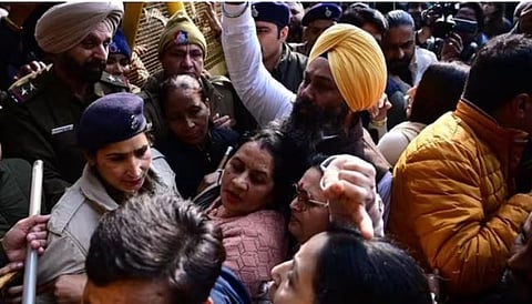 चंदीगड महापालिका कार्यालयाबाहेर आप आणि काँग्रेसच्या नगरसेवकांनी  निदर्शने केली.