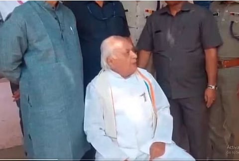 कोट्टारकारा दौर्‍यावर असताना कोल्लममध्ये 'एसएफआय'च्या कार्यकर्त्यांनी  काळे झेंडे दाखवले. या घटनेच्‍या निषेधार्थ केरळचे राज्‍यपाल आरिफ मोहम्मद खान यांच्‍यातील  यांनी  थेट रस्‍त्‍यावर धरणे आंदोलन करत सरकारवर हल्‍लाबोल केला. 