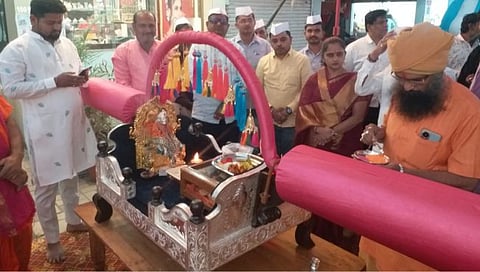 Nashik News : लोक वर्गणीतून साकारली आठ किलो चांदीची साई पालखी
