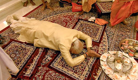 रामलल्‍ला प्राणप्रतिष्ठा विधीनंतर पंतप्रधान मोदी यांनी रामलल्‍ला मूर्तीसमाेर साष्टांग दंडवत घातला.