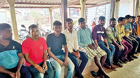मालवण : अवैध वाळू उत्खनन करणारे परप्रांतीय ११ कामगार ताब्यात