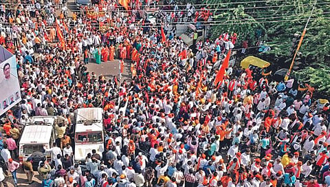 जरांगेंच्या स्वागतासाठी लाखो नगरकर रस्त्यावर