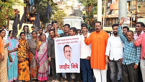 आमदार अपात्रता प्रकरण : उंचगावात ठाकरे गट आक्रमक; तीव्र घोषणाबाजी करत मुख्य चौकात निदर्शने