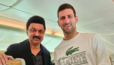 CM MK Stalin – Novak Djokovic : तामिळनाडूचे मुख्यमंत्री एमके स्टॅलिन नोव्हाक जोकोविचला विमानात भेटल्यानंतर रोमांचित