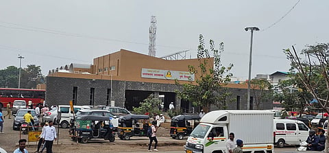 Pune : नारायणगाव बसस्थानकाला अवैध पार्किंगचे ग्रहण