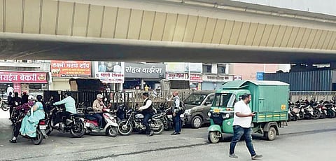 Pune : धायरी उड्डाणपुलाखालील पार्किंग बंद