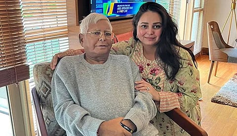राष्‍ट्रीय जनता दलाचे सर्वेसर्वा आणि बिहारचे माजी मुख्‍यमंत्री लालूप्रसाद यादव आणि रोहिणी आचार्य-यादव ( संग्रहित छायाचित्र )