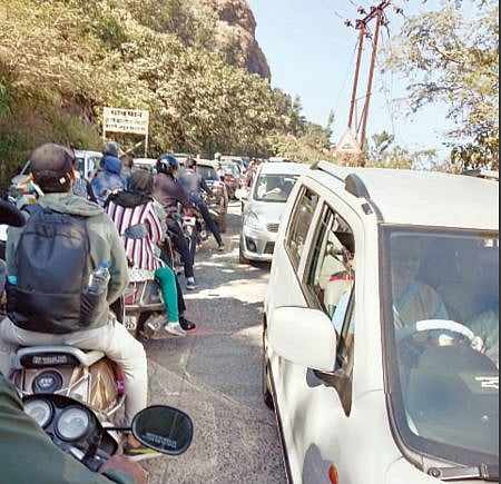 सिंहगड पर्यटकांनी ‘हाऊसफुल्ल’; दिवसभरात दीड लाखांचा टोल जमा