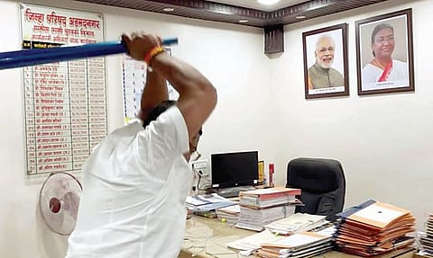 राष्ट्रवादीच्या पदाधिकार्‍याकडून जि. परिषदेतील पाणीपुरवठा विभागाची तोडफोड