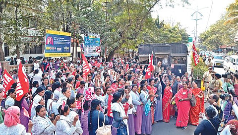 नाशिक : प्रलंबित मागण्यांसंदर्भात जेलभरो आंदोलन करताना आशासेविका व गटप्रवर्तक. (छायाचित्र : हेमंत घोरपडे)