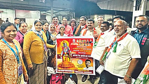 नाशिक : अयोध्य यात्रेसाठी रवाना होणाऱ्या भाविकांना शुभेच्छा देताना आमदार राहुल ढिकले. 