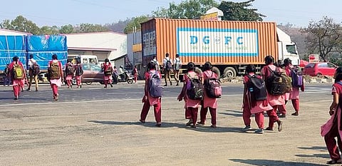 खेड शिवापूर येथील उड्डाणपूल कधी होणार?; विद्यार्थ्यांचा जीव टांगणीला