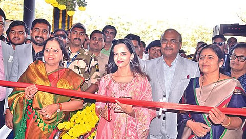 Nashik News| केतकी म्हणते.. नाशिककर मोगऱ्यासारखे ! विविधरंगी फुलांनी महापालिका बहरली