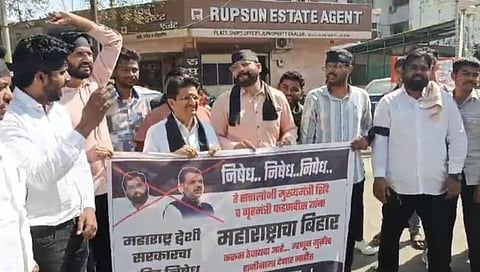 जळगाव : शिवसेना जिल्हाप्रमुख विष्णू भंगाळे युवा सेना जिल्हाप्रमुख पियुष गांधी यांच्या नेतृत्वाखाली काढण्यात आलेल्या या निषेध निदर्शनामध्ये  उपजिल्हाप्रमुख विशाल वाणी, महानगर प्रमुख अमोल मोरे, यश सपकाळे महानगर समन्वयक महेश ठाकूर आदी युवासैनिक उपस्थित होते. 