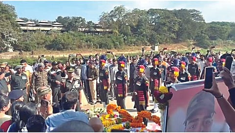 पंचवटी : वीरपुत्र जवान हेमंत यशवंत देवरे यांना मानवंदना देतांना लष्काराचे अधिकारी व जवान.