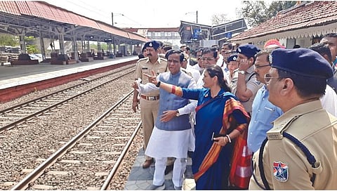 दे‌वळाली : देवळाली रेल्वेस्थानकातील विविध कामांची पाहणी करताना रेल्वे राज्यमंत्री रावसाहेब दानवे. समवेत डीआरएम इती पांडे व इतर अधिकारी.
