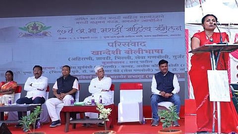 अमळनेर : साहित्य संमलेनातील खानदेशी बोलीभाषा परिसंवाद सहभागी डॉ. पुष्पा गावित, डॉ. रमेश सुर्यवंशी, अशोक कोळी, डॉ. जतीनकुमार मेढे, डॉ. सविता पटेल. 
