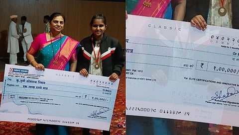 एक लाख रुपयांचा धनादेश 
स्विकारताना तृप्ती निकम
