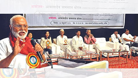 नाशिक : बक्षीस वितरण कार्यक्रमात बोलताना मंत्री छगन भुजबळ. व्यासपीठावर डावीकडून डॉ. मनीषा जगताप, समीर भुजबळ, आबासाहेब थोरात, उत्तम कांबळे, आबासाहेब थोरात, सत्यपाल महाराज, स्वप्ना थोरात, शारदाबाई थोरात. (छाया : रुद्र फोटो)