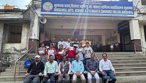 जळगाव : विद्यापीठाच्या क्रीडा स्पर्धांमध्ये यशश्री संपादन करणारे विद्यार्थी व ताप्ती एज्युकेशन सोसायटीचे भुसावळ अध्यक्ष डॉ. मोहन फालक, सचिव महेश फालक आदी पदाधिकारी.