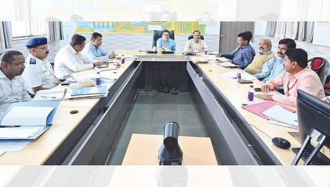 मालेगाव : मालेगाव: मनपा अधिकारी व विभागप्रमुखांच्या आढावा बैठकीत बोलताना आयुक्त तथा प्रशासक रवींद्र जाधव,
