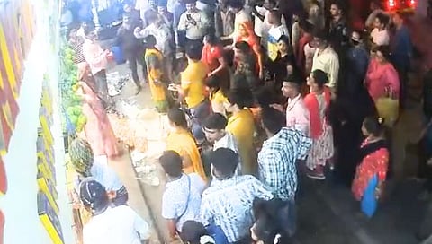 मुंबई : पालिकेत तक्रार केल्याच्या रागातून फेरीवाल्यांकडून हॉटेलची तोडफोड