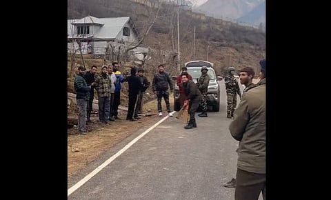 माजी क्रिकेटपटू सचिन तेंडुलकर सध्‍या काश्‍मीर दौर्‍यावर आहे. त्‍याने स्‍थानिक मुलांबरोबर क्रिकेट खेळण्‍याचा आनंद लुटला. 